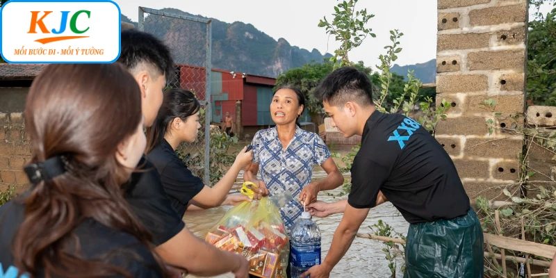 KJC nỗ lực cứu trợ đồng bào miền Trung gặp lũ lụt KJC nỗ lực cứu trợ đồng bào miền Trung gặp lũ lụt